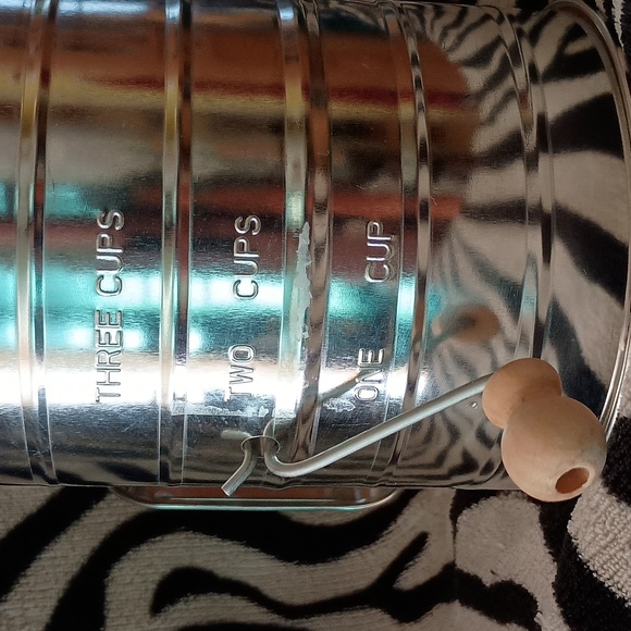 3 cups metal flour hand sifter - Picture 2 of 6